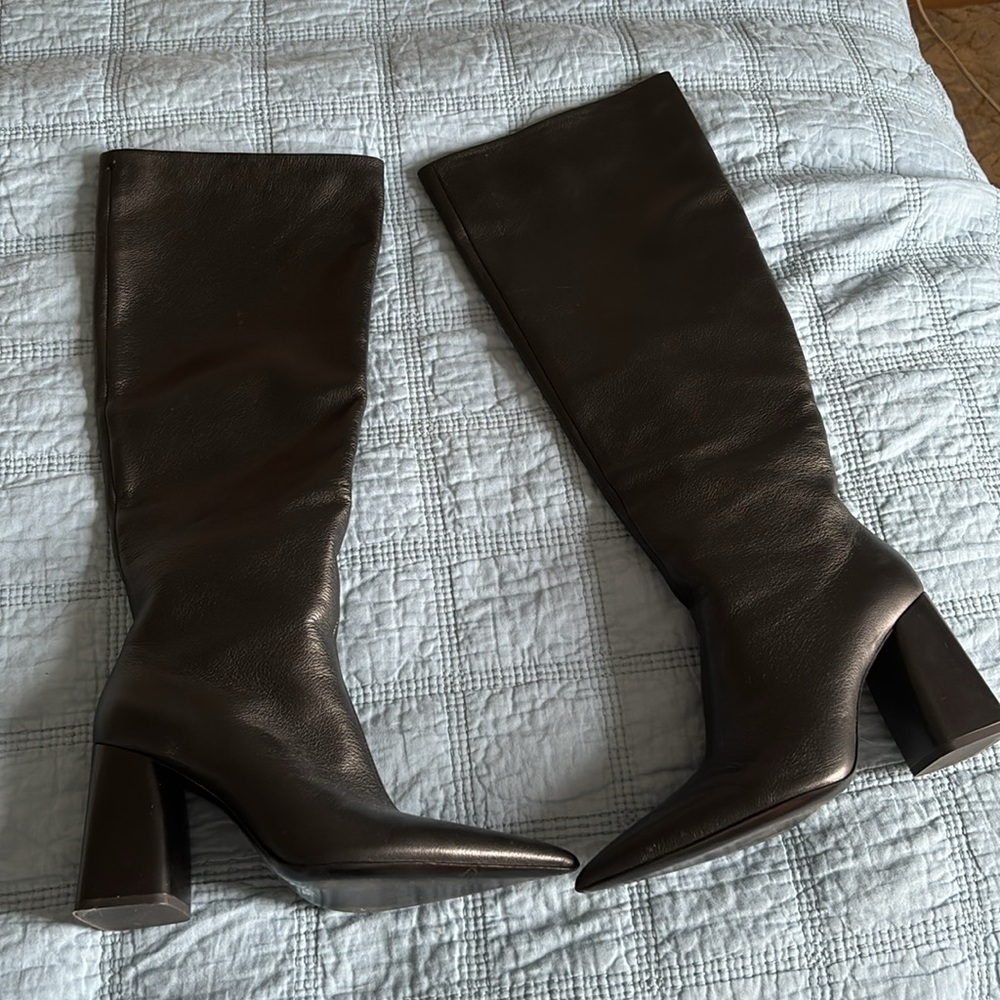 Rag & Bone. Elegant, knee high boots with pointed toe and stable heel.